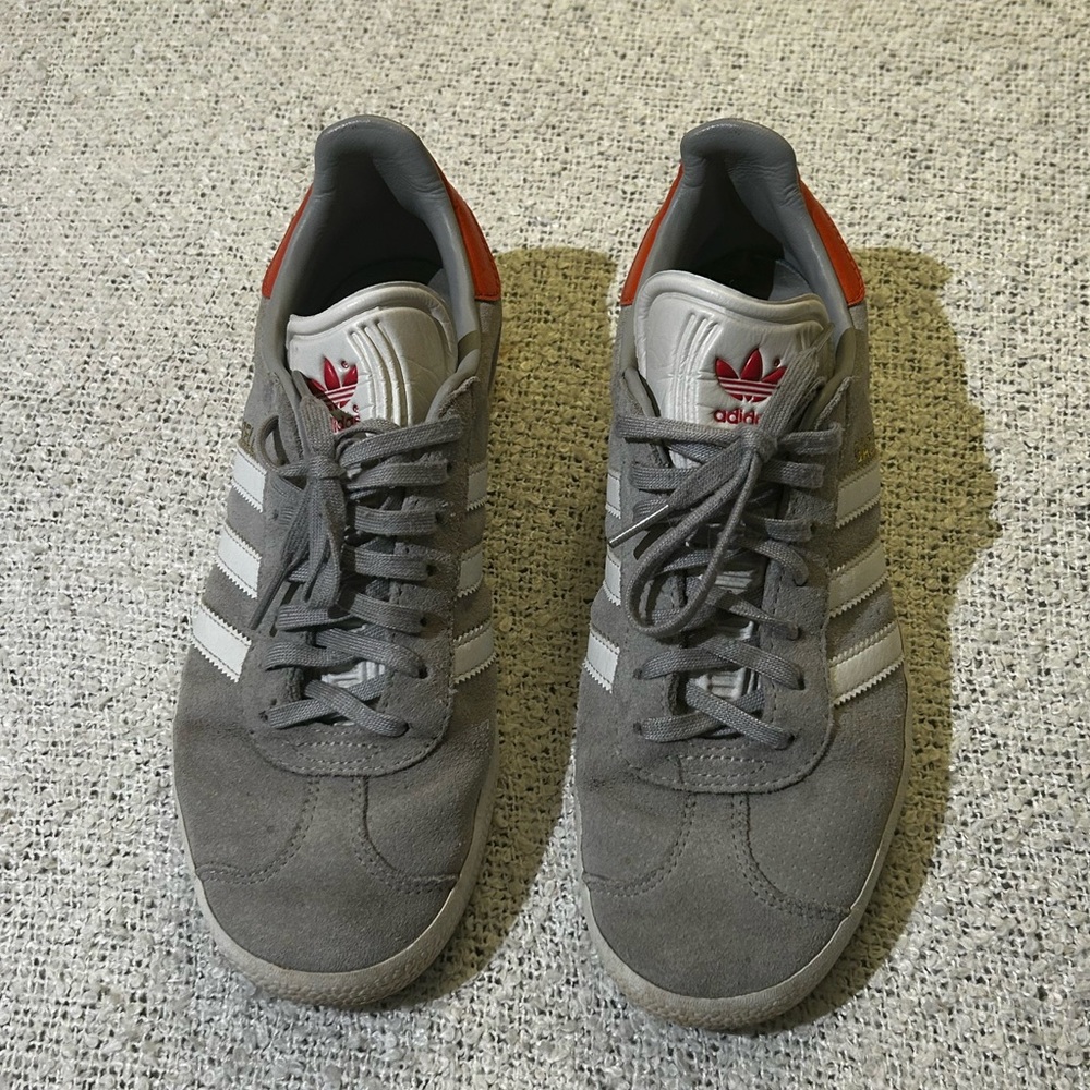 Adidas Gazelle Gray Suede Sneakers w White Stripes &  Orangeish Red Heel Size 6